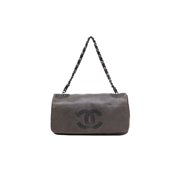 CHANEL Black Studded CC Flap Shoulder Bag A-A33539 - Picture 1 of 1